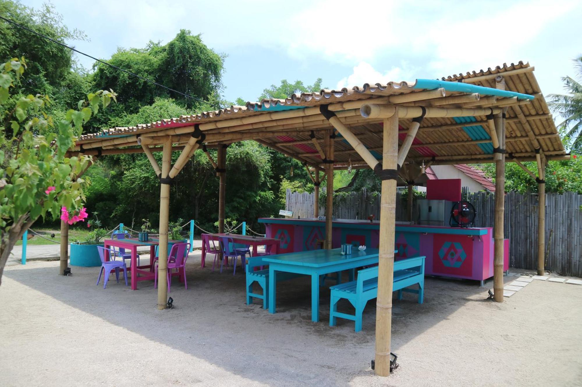 Meno Charm Hotel Gili Meno Exterior photo
